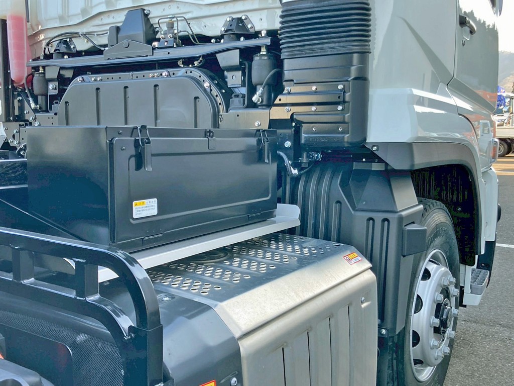 運転席側に工具箱が付いています。|三菱 スーパーグレート 2PG-FV80VXの写真16