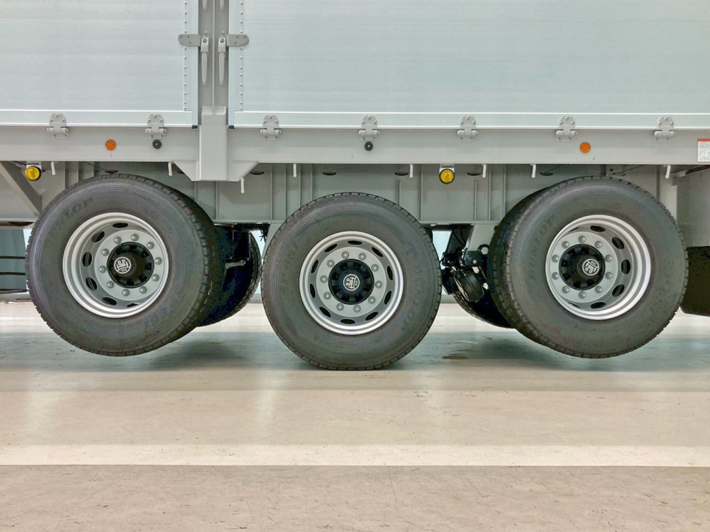 リフトアクスル機能付きです。(1・3軸がリフトアップします)|トレクス PFB34114の写真15