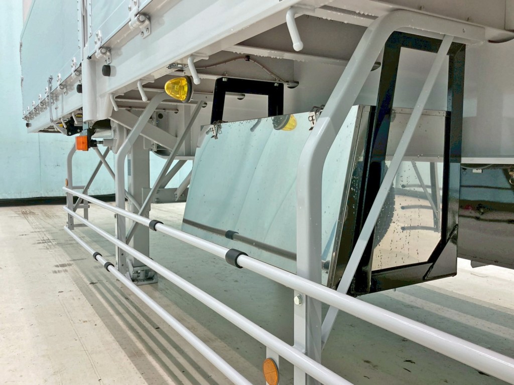 助手席側にステンレス製の工具箱が付いています。|トレクス PFB34114の写真19