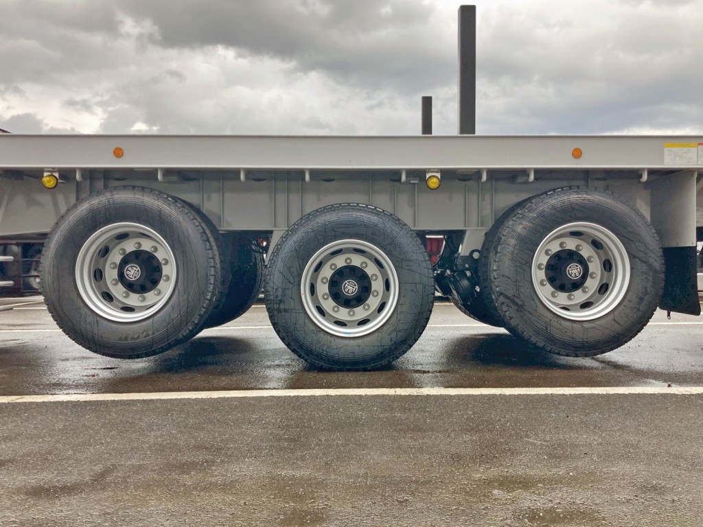 リフトアクスル機能付きです。(1・3軸目がリフトアップします)|トレクス PFB34118の写真15