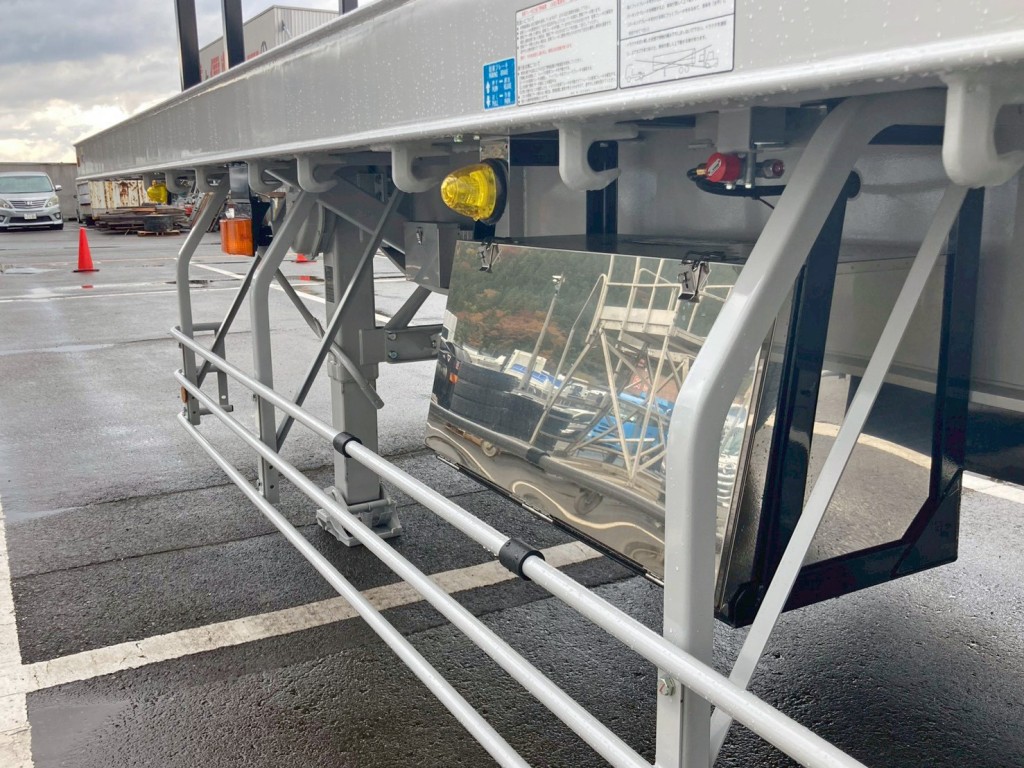 助手席側にステンレス製の工具箱が付いています。|トレクス PFB34118の写真19