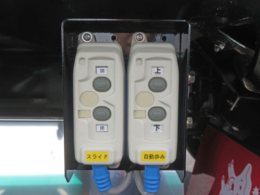 上物操作スイッチです。(後方)|日野 レンジャー 2DG-GK2ABAの写真20
