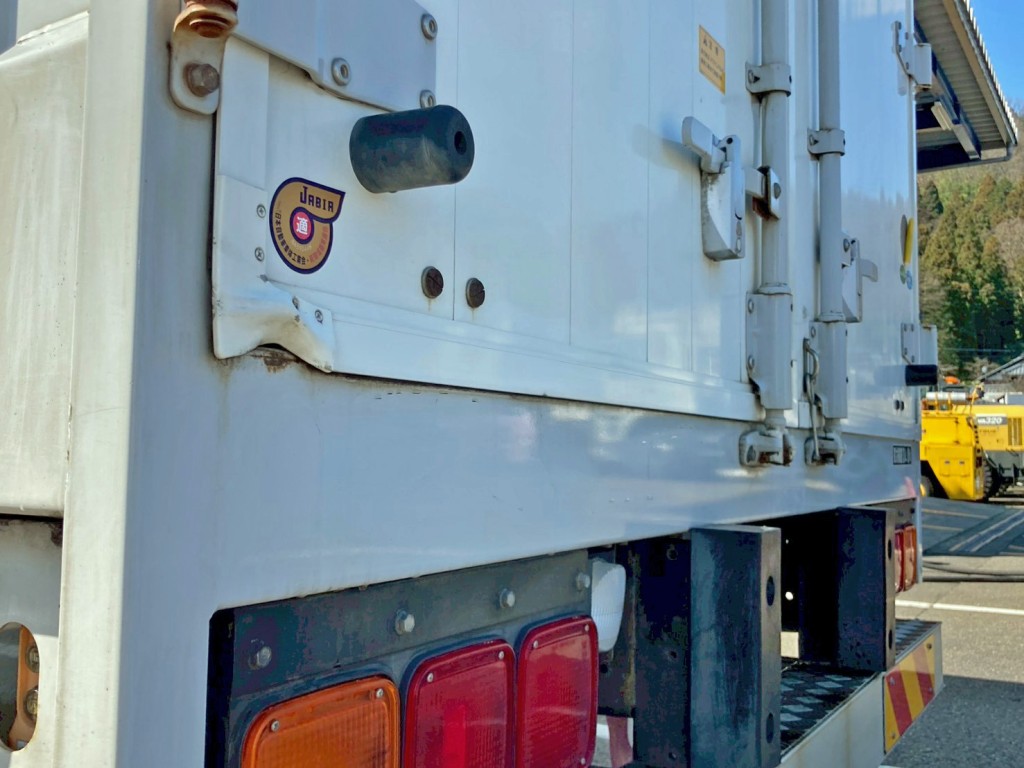 助手席側リヤドア角に曲がりがあります。|三菱 スーパーグレート 2PG-FS74HZの写真16