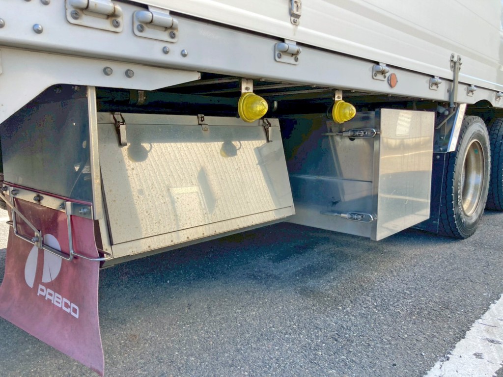 ボディー運転席側後方にステンレス製の工具箱が付いています。|三菱 スーパーグレート 2PG-FS74HZの写真19