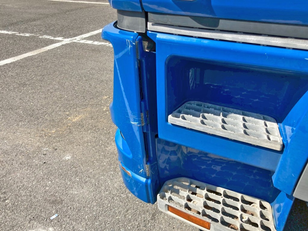 フロントバンパー助手席側端が外れています。|三菱 スーパーグレート 2PG-FS74HZの写真23