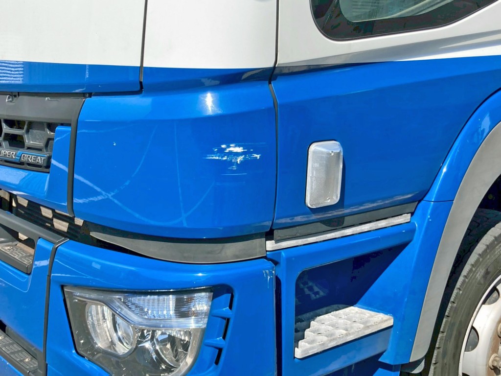 助手席側コーナーパネルにキズがあります。|三菱 スーパーグレート 2PG-FS74HZの写真24