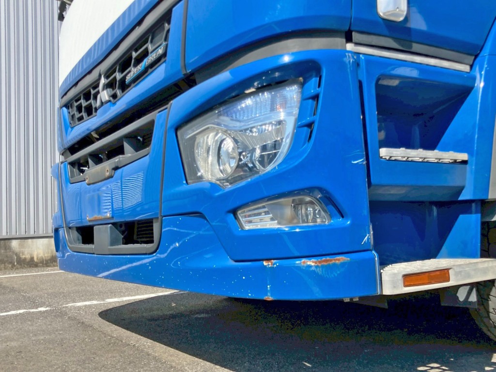 フロントバンパーの所々にキズ・サビがあります。(助手席側)|三菱 スーパーグレート 2PG-FS74HZの写真25