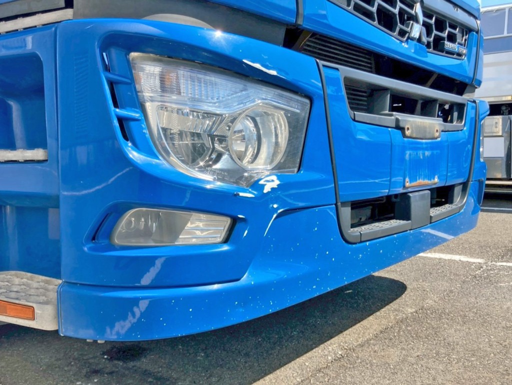 フロントバンパーの所々にキズがあります。(運転席側)|三菱 スーパーグレート 2PG-FS74HZの写真26