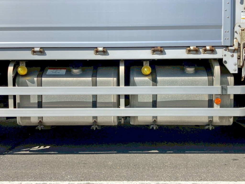 燃料タンクは300Lが2つ付いています。(アルミ製)|三菱 スーパーグレート 2PG-FS74HZの写真30