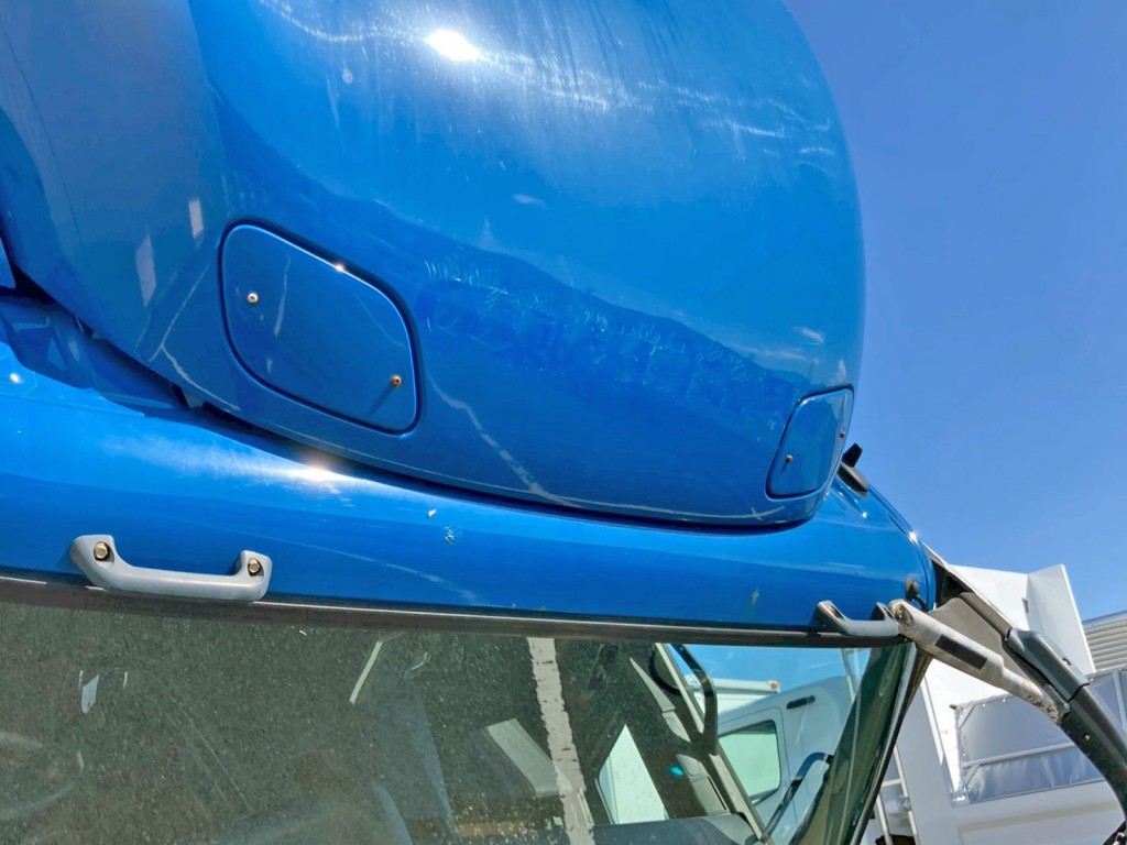 導風板前方にシールはがし跡があります。|三菱 スーパーグレート 2PG-FS74HZの写真37