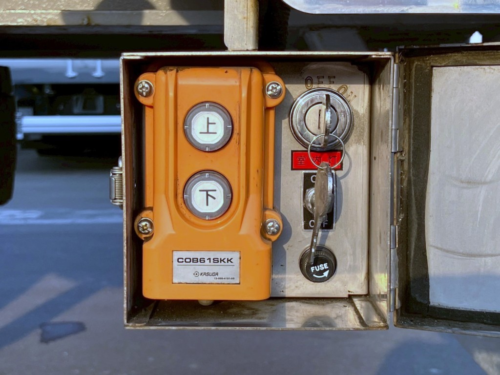 左右後方にウィングの開閉スイッチが付いています。|東邦  TF36H2C3改の写真20