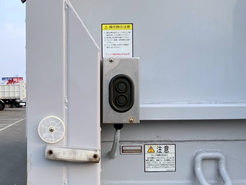 左右前方にウイングの開閉スイッチが付いています。|東邦  TF36H2C3改の写真21