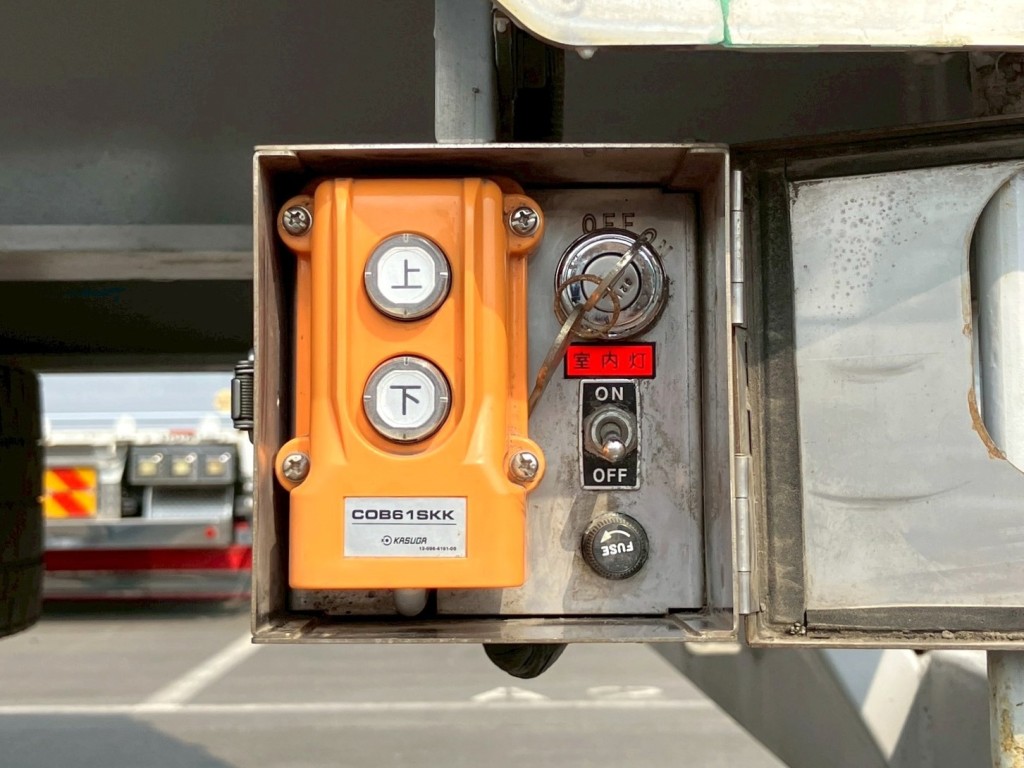 左右後方にウィングの開閉スイッチが付いています。|東邦  TF36H2C3改の写真20