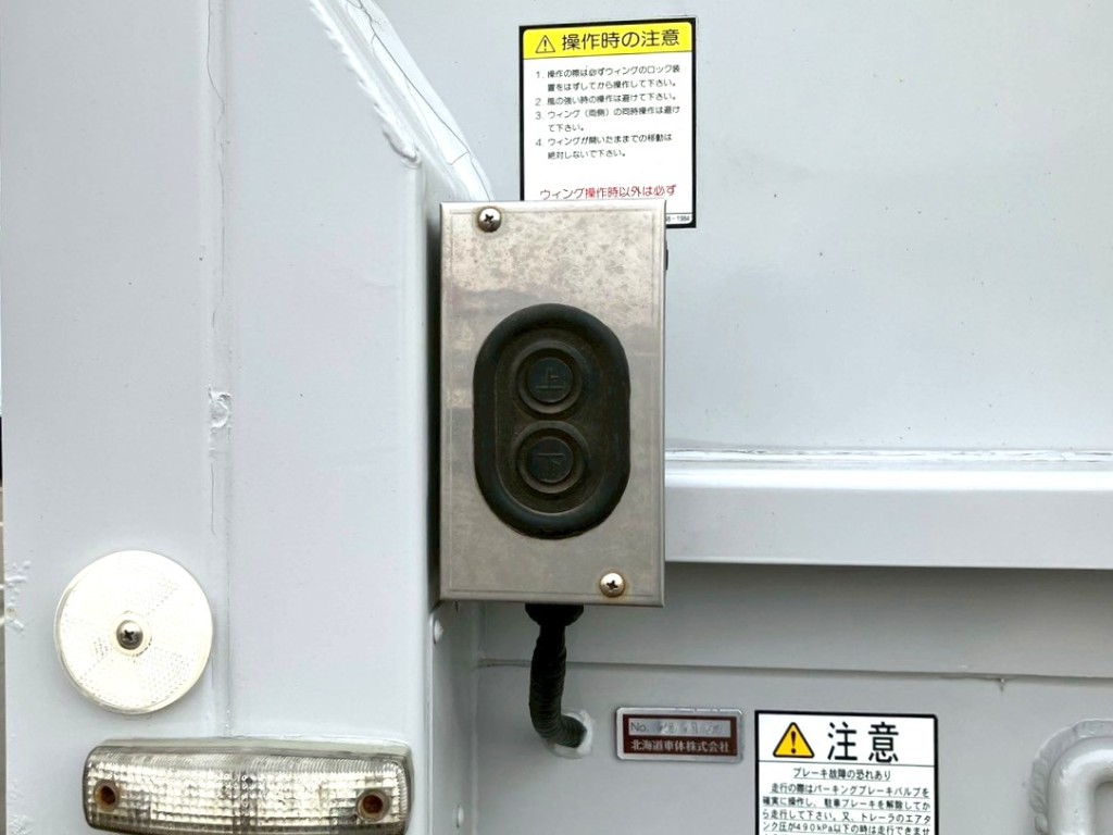 左右前方にウイングの開閉スイッチが付いています。|東邦  TF36H2C3改の写真21