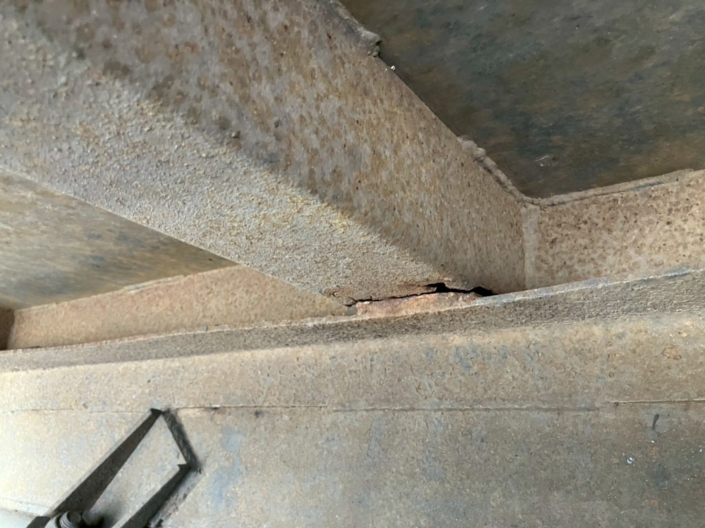 横ネタに腐食・穴があります。|いすゞ ギガ 2PG-CYZ77CMの写真8