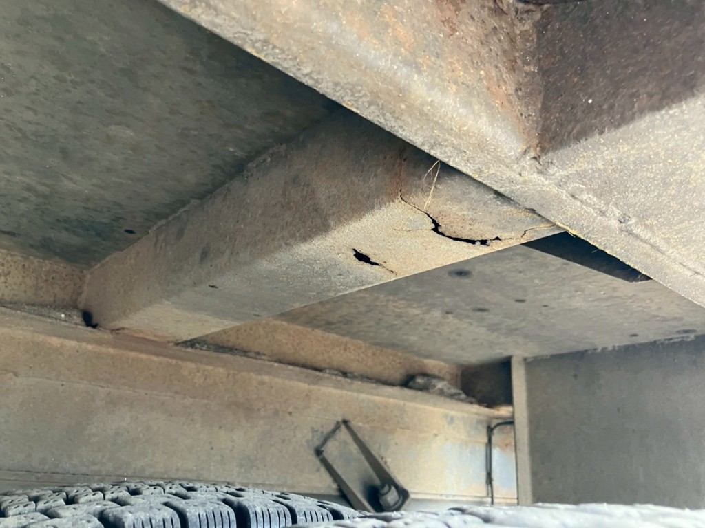 横ネタに腐食・穴があります。|いすゞ ギガ 2PG-CYZ77CMの写真9