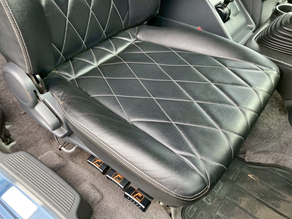 運転席シートにヘタリがあります。|いすゞ ギガ 2PG-CYZ77CMの写真11