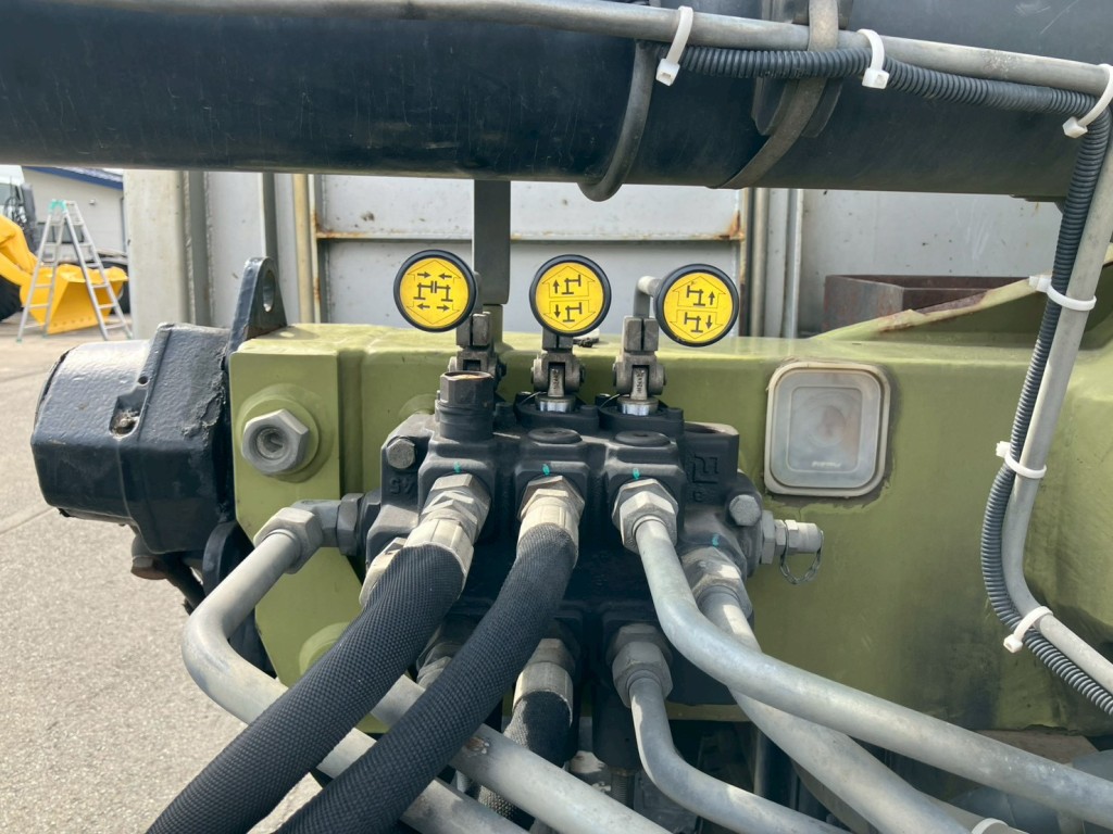 アウトリガーの操作レバーです。|いすゞ ギガ 2PG-CYZ77CMの写真14