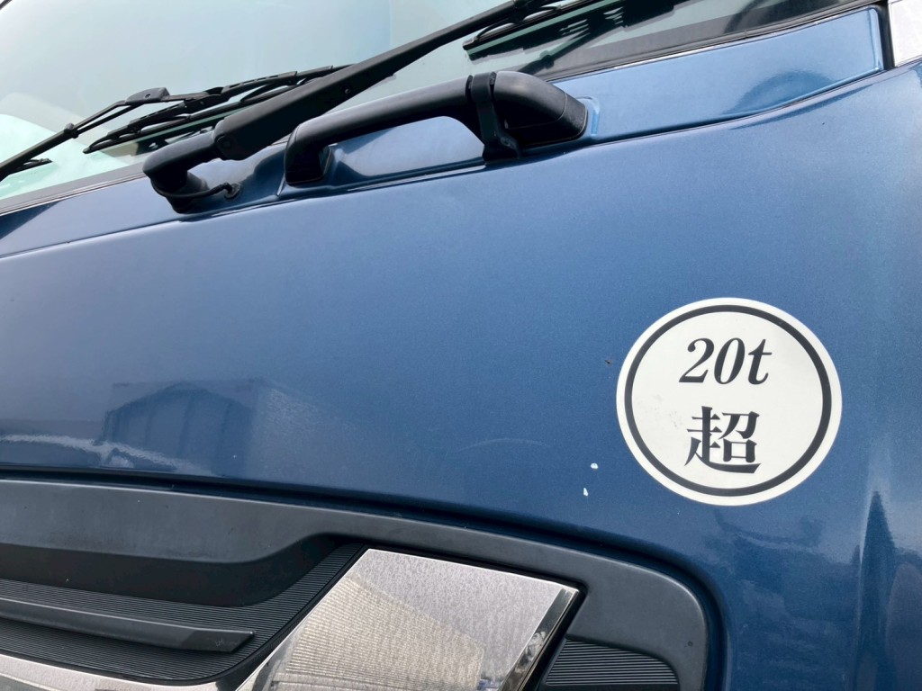 フロントパネルにキズがあります。|いすゞ ギガ 2PG-CYZ77CMの写真26