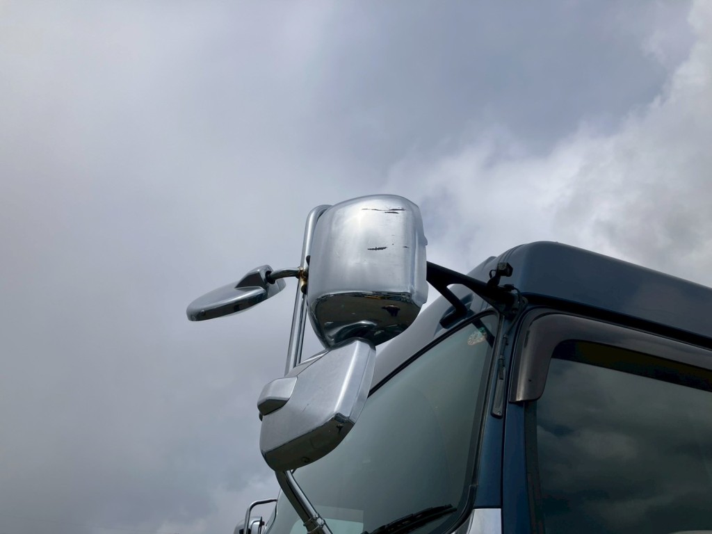 助手席側ミラーカバーにキズがあります。|いすゞ ギガ 2PG-CYZ77CMの写真28