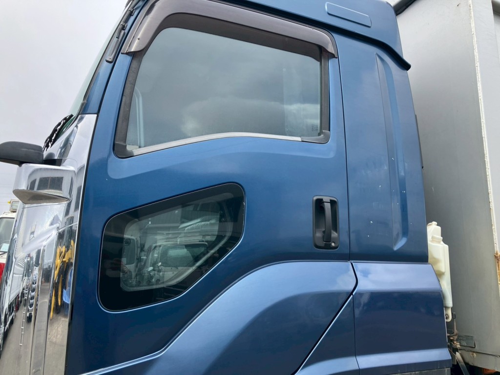 助手席側ドアにキズ、クォーターパネルにキズ・看板跡があります。|いすゞ ギガ 2PG-CYZ77CMの写真29