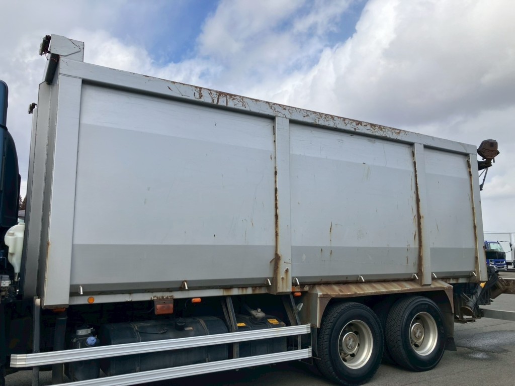 助手席側ボディーにキズ・サビ・ヘコミ・看板跡があります。|いすゞ ギガ 2PG-CYZ77CMの写真30