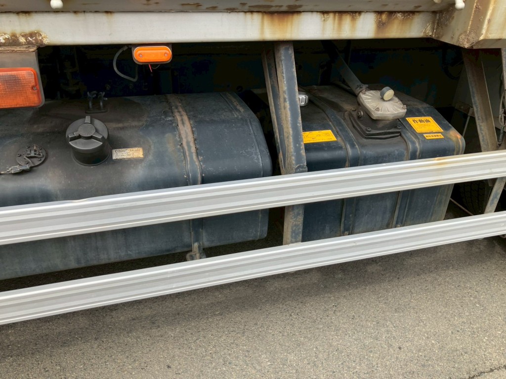 助手席側サイドバンパーにキズ・ヘコミがあります。|いすゞ ギガ 2PG-CYZ77CMの写真31