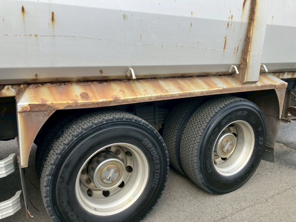 助手席側リアフェンダーにキズ・サビ・腐食・ヘコミがあります。|いすゞ ギガ 2PG-CYZ77CMの写真32