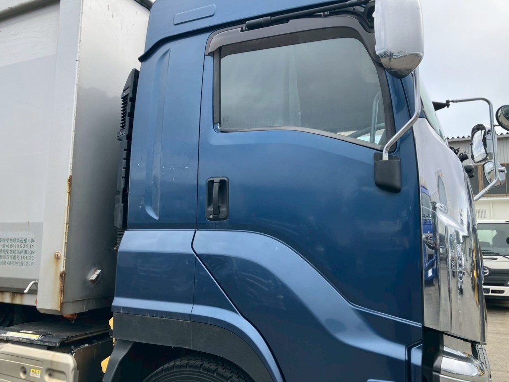 運転席側ドアにキズ、クォーターパネルにキズ・看板跡があります。|いすゞ ギガ 2PG-CYZ77CMの写真33