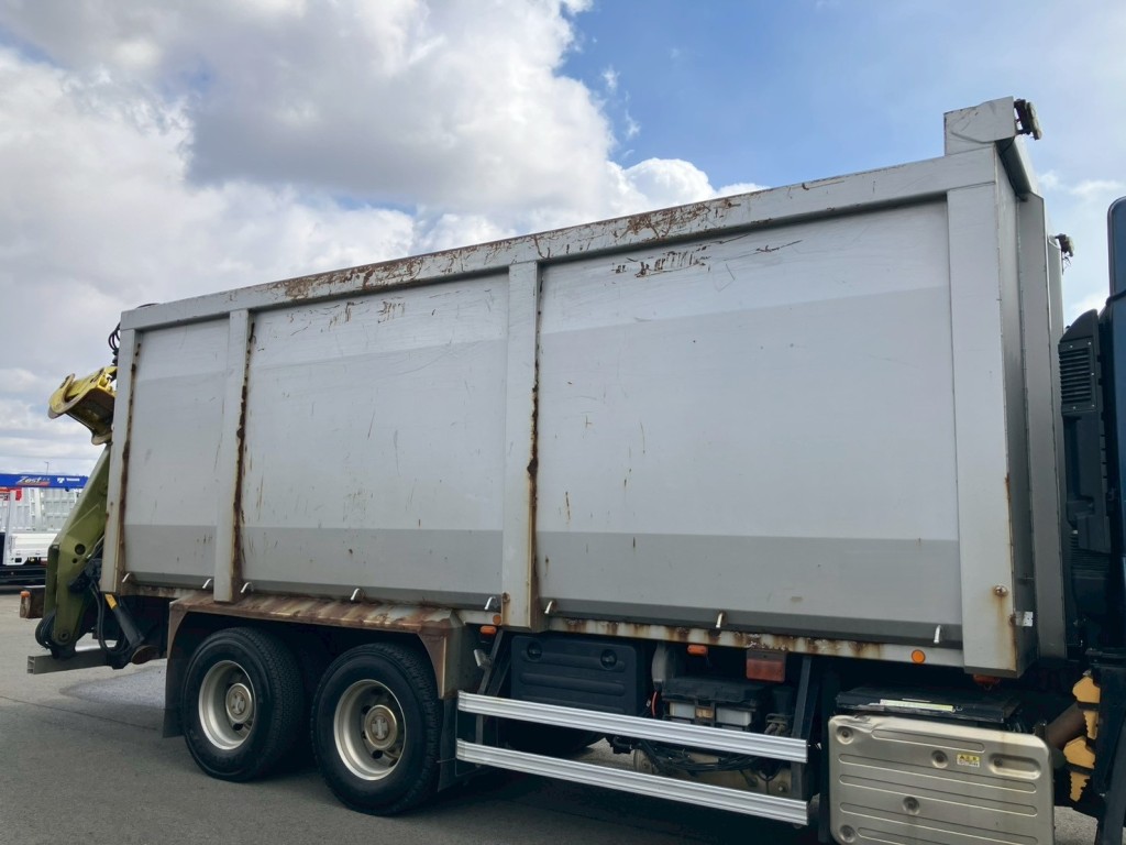 助手席側ボディーにキズ・サビ・ヘコミ・看板跡があります。|いすゞ ギガ 2PG-CYZ77CMの写真34