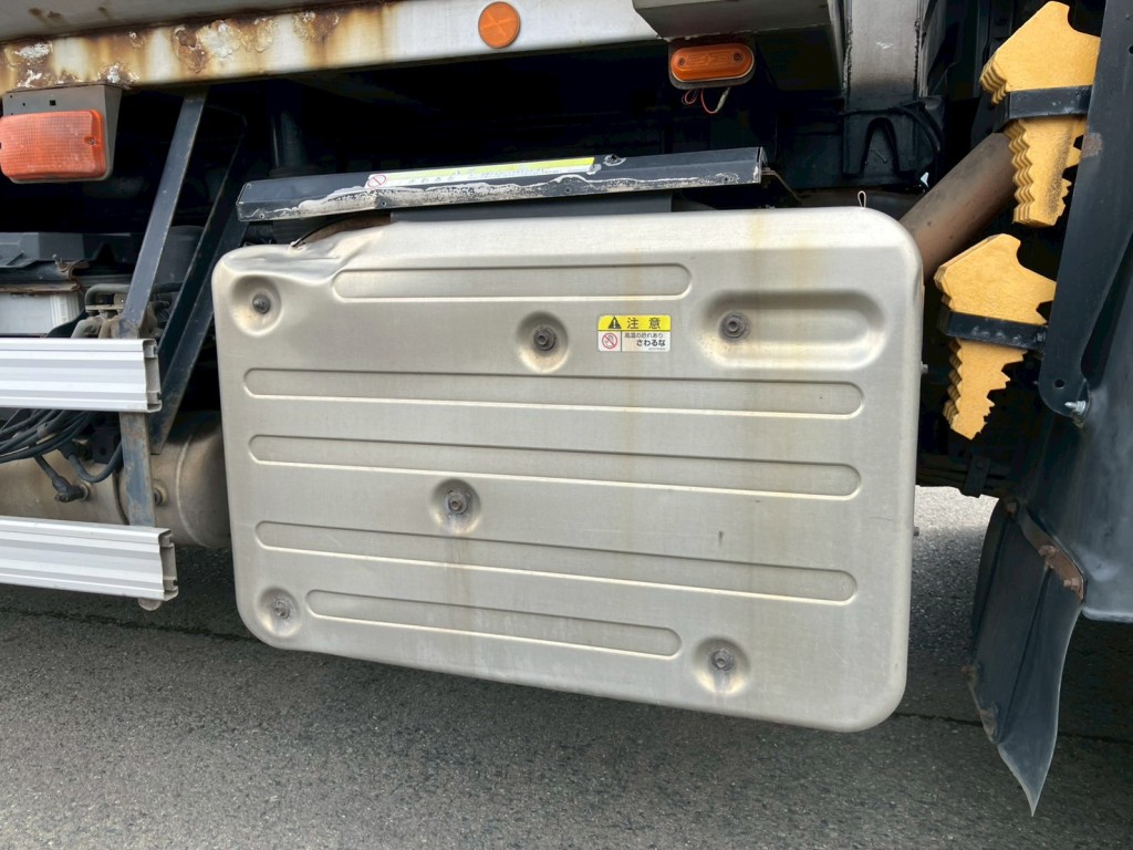 マフラーカバーにヘコミがあります。|いすゞ ギガ 2PG-CYZ77CMの写真35