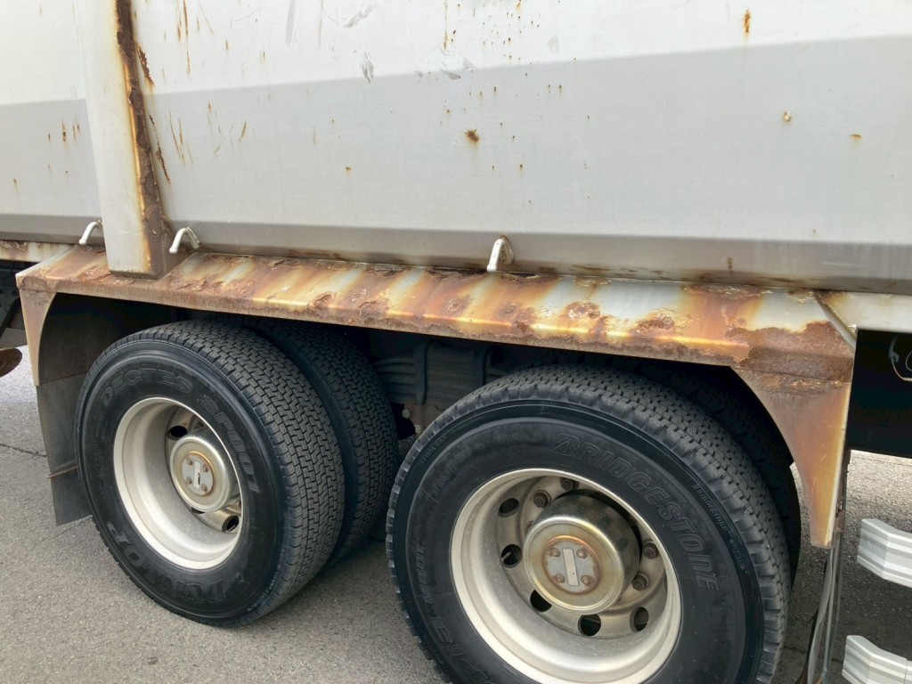 運転席側リアフェンダーにキズ・サビ・腐食・ヘコミがあります。|いすゞ ギガ 2PG-CYZ77CMの写真36