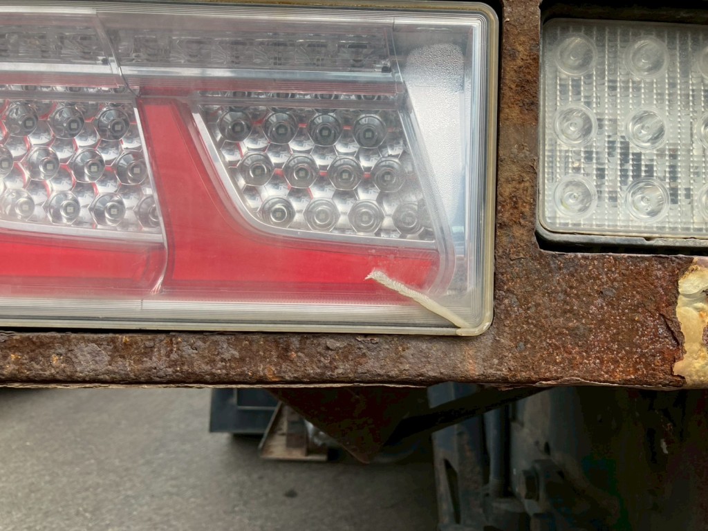 助手席側テールランプレンズに亀裂があります。|いすゞ ギガ 2PG-CYZ77CMの写真39