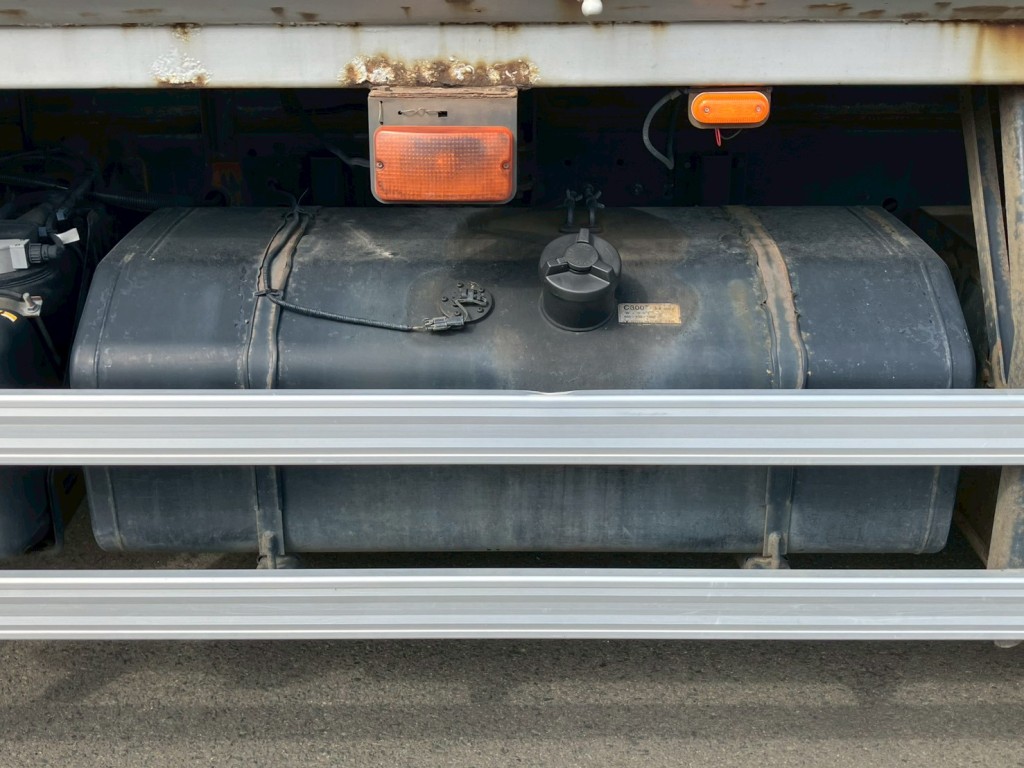 燃料タンクは300Lです。|いすゞ ギガ 2PG-CYZ77CMの写真47