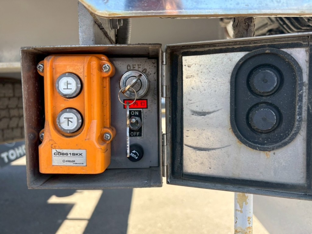 左右後方にウィングの開閉スイッチが付いています。|東邦  TF36H2C3改の写真29