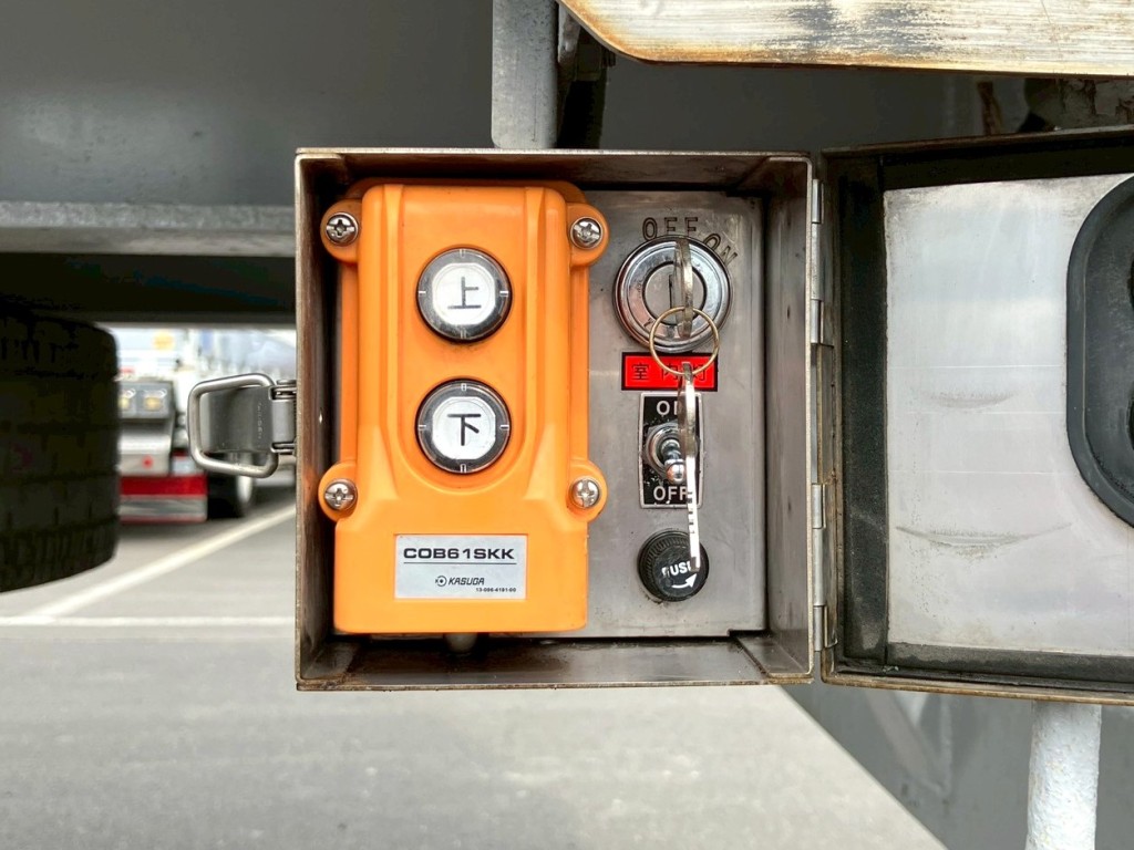 左右後方にウィングの開閉スイッチが付いています。|東邦  TF36H2C3改の写真20