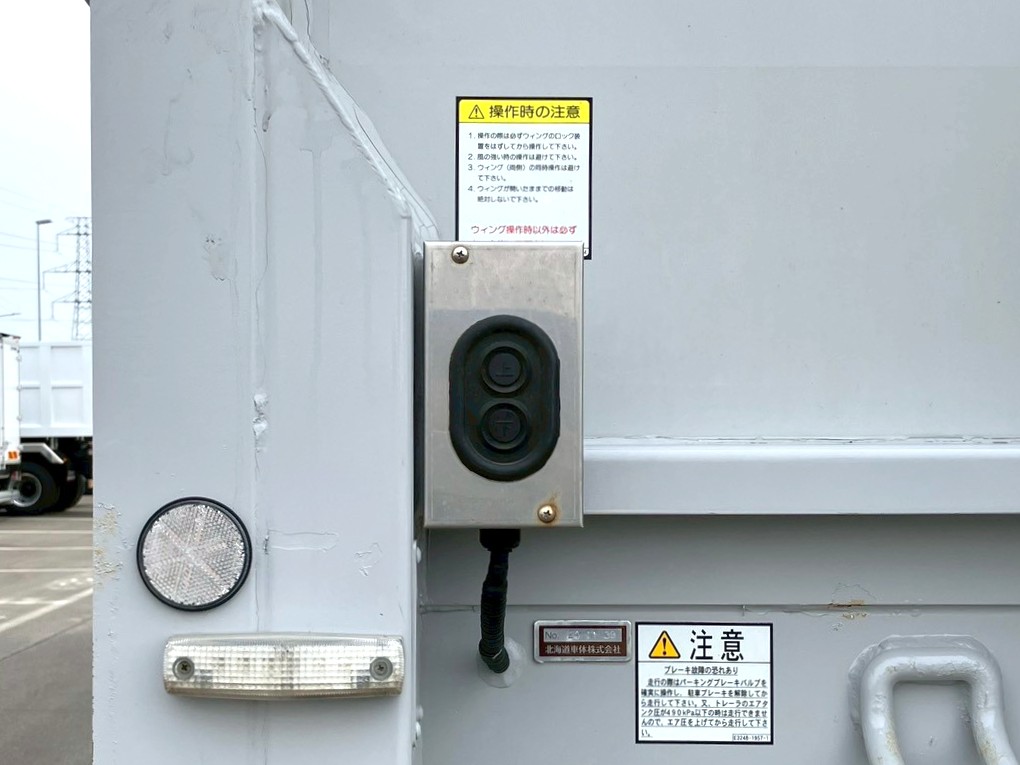 左右前方にウイングの開閉スイッチが付いています。|東邦  TF36H2C3改の写真21