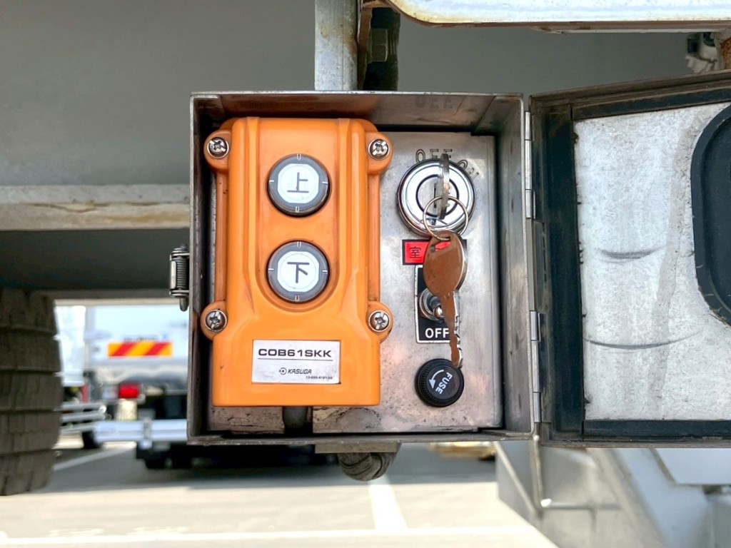 左右後方にウィングの開閉スイッチが付いています。|東邦  TF36H2C3改の写真21