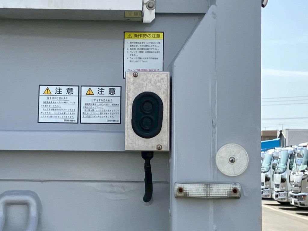 左右前方にウイングの開閉スイッチが付いています。|東邦  TF36H2C3改の写真22