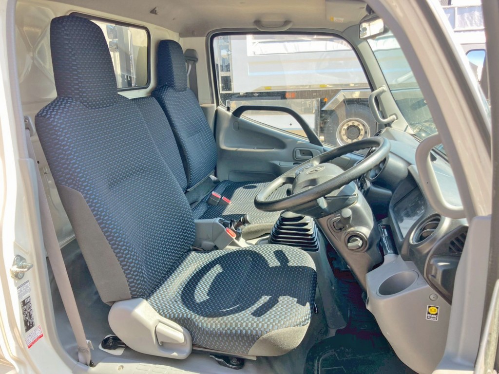 乗車定員は3名です。|トヨタ カゼット 2RG-XZC605(2WD)の写真7