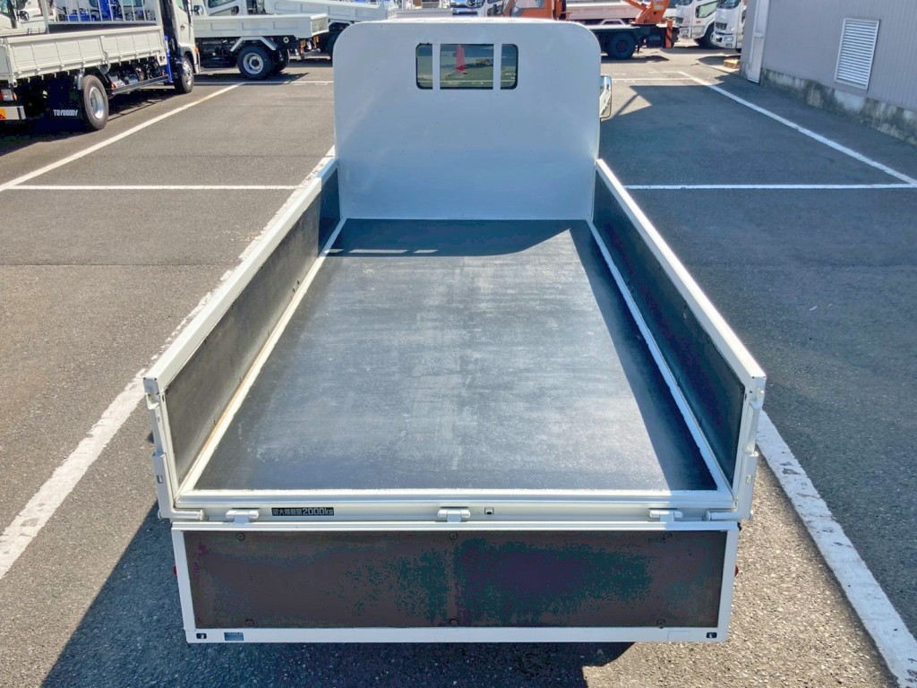 床は鉄板張りです。|トヨタ カゼット 2RG-XZC605(2WD)の写真8