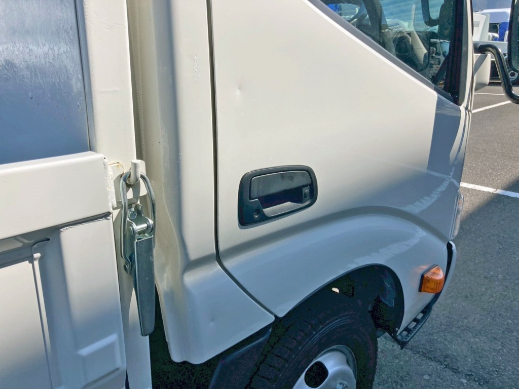 運転席ドア・クォーターパネル下部にヘコミ 及び クォーターパネル上部に手塗箇所があります。|トヨタ カゼット 2RG-XZC605(2WD)の写真13