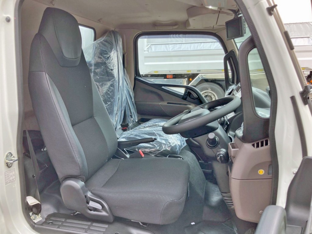 乗車定員は3名です。|三菱 キャンター 2RG-FBAV0(2WD)の写真7