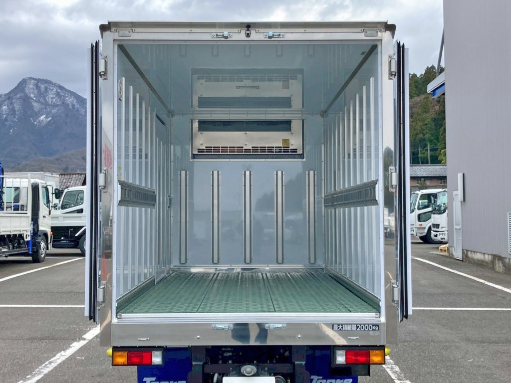 門口周りはステンレス製です。|三菱 キャンター 2RG-FBAV0(2WD)の写真12