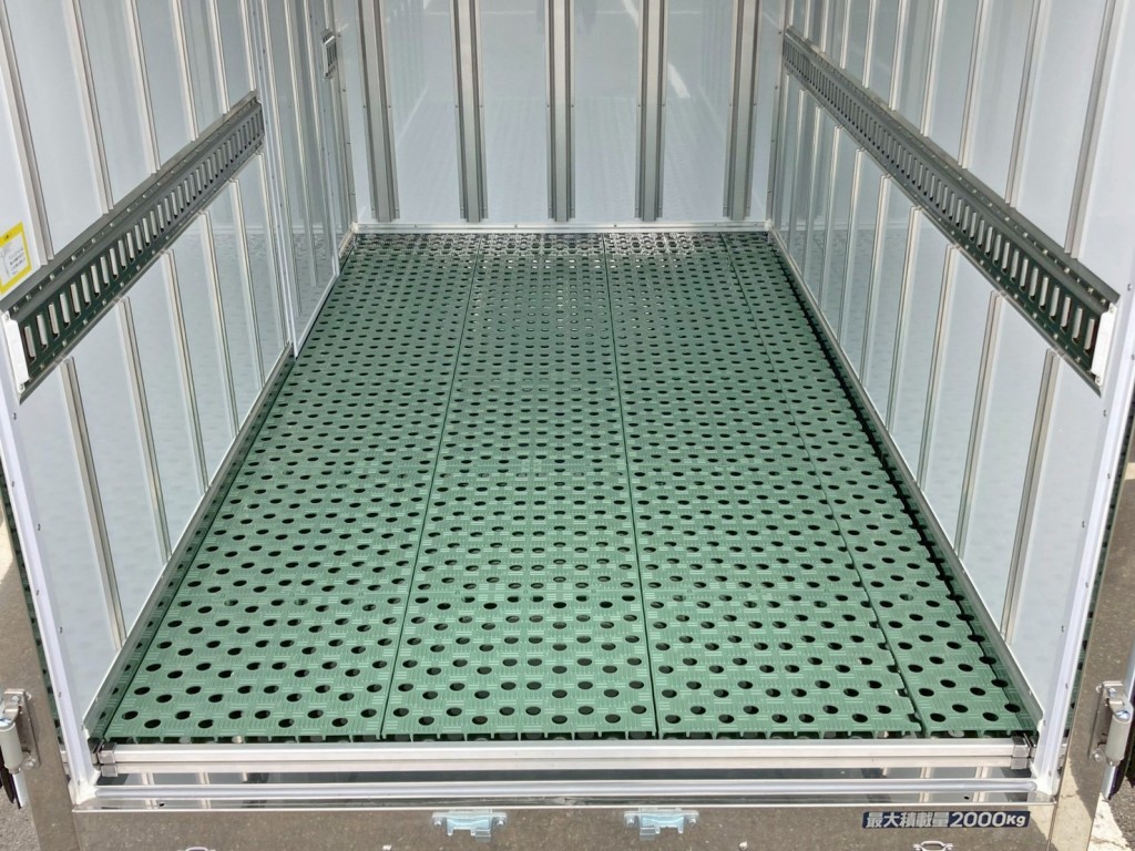 床に樹脂パレットが敷き詰められています。|三菱 キャンター 2RG-FBAV0(2WD)の写真13