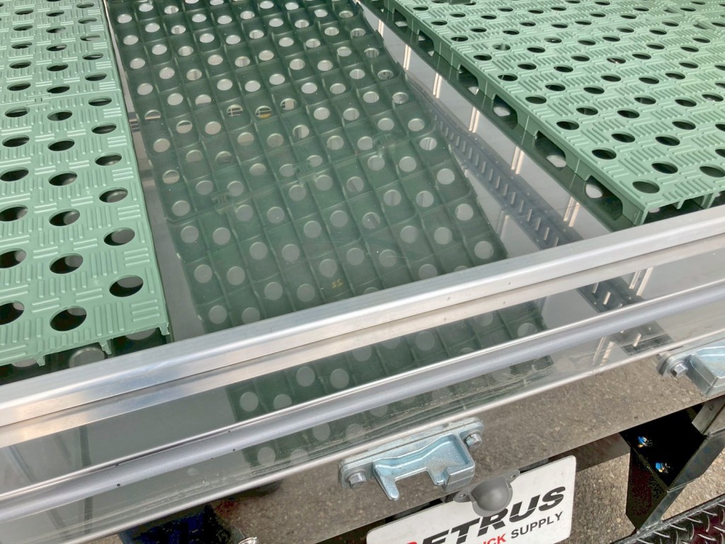 床はステンレス製です。|三菱 キャンター 2RG-FBAV0(2WD)の写真14