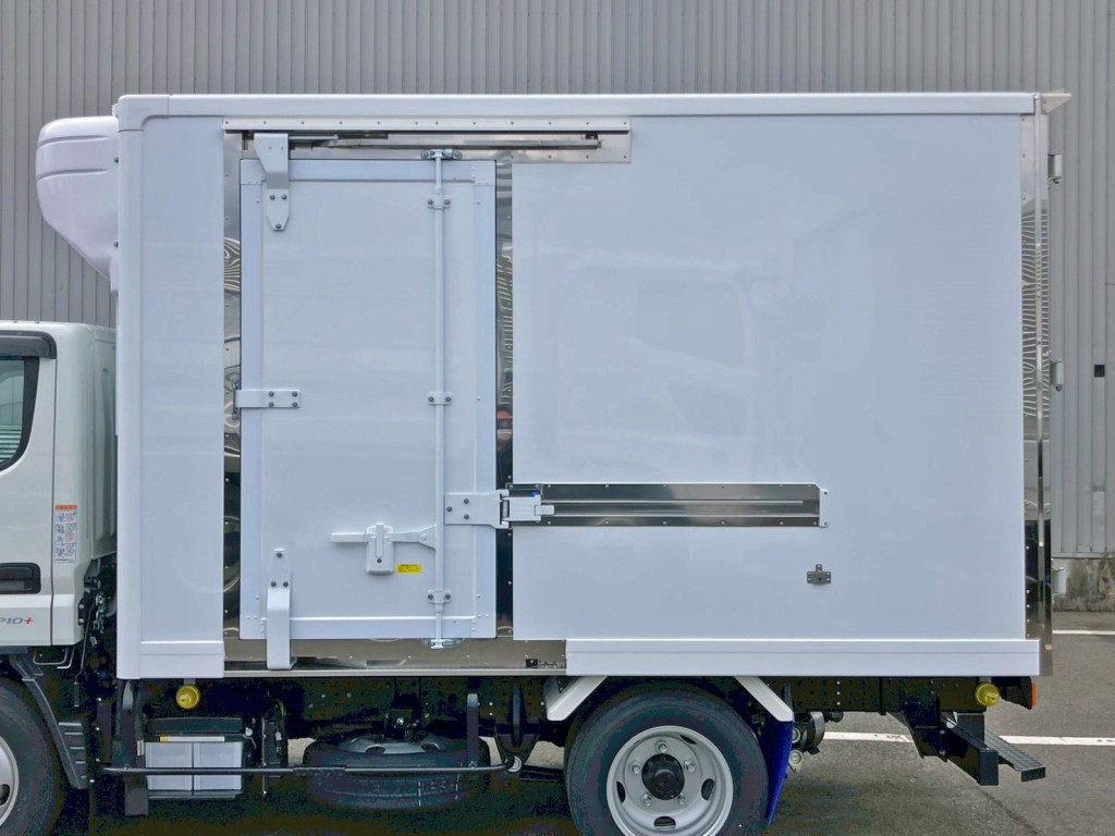 ボディー助手席側前方にスライド式のサイドドアが付いています。|三菱 キャンター 2RG-FBAV0(2WD)の写真18