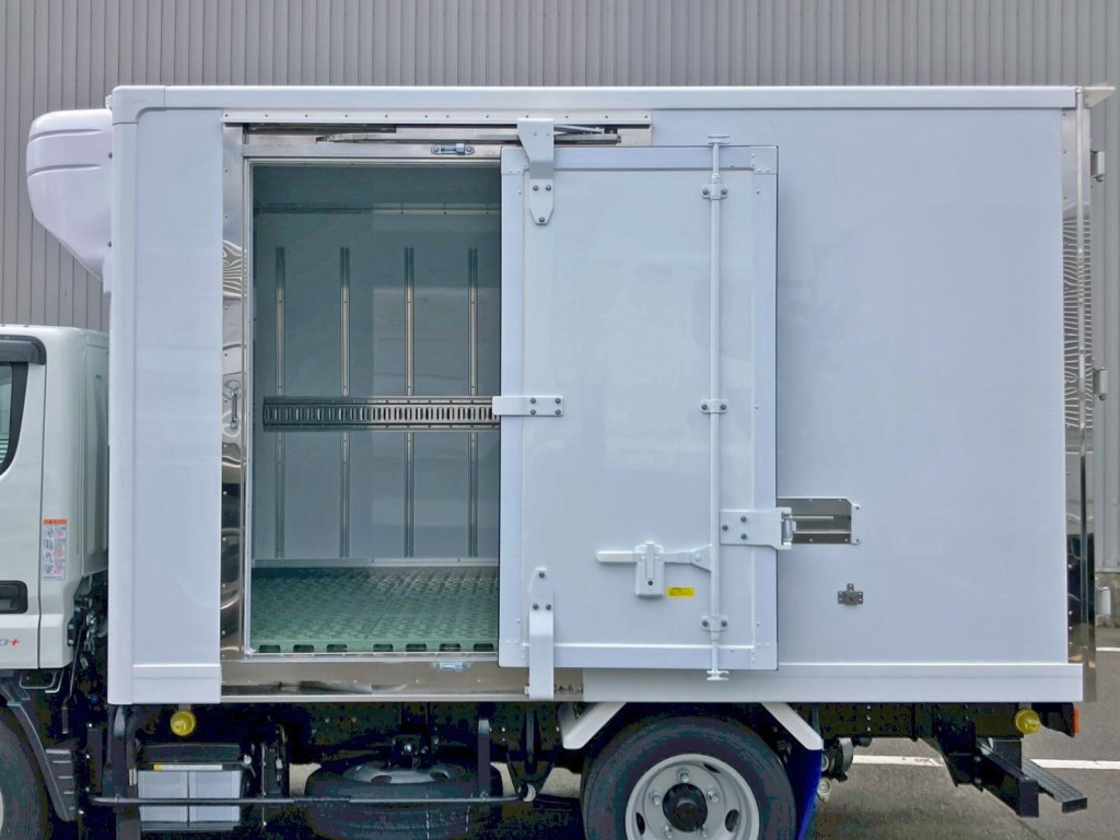 サイドドアを開いた状態です。(門口周りはステンレス製です)|三菱 キャンター 2RG-FBAV0(2WD)の写真19