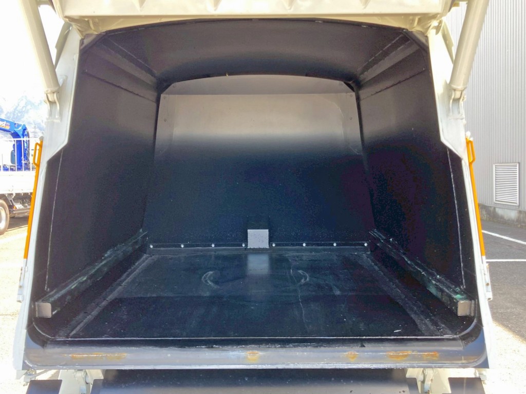 タンク内部の状態です。|日野 デュトロ 2KG-XZU605X(2WD)の写真10