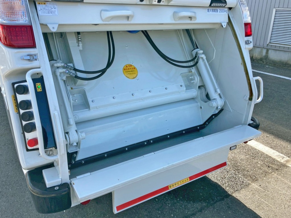 積み込み方式はプレス式です。|日野 デュトロ 2KG-XZU605X(2WD)の写真16